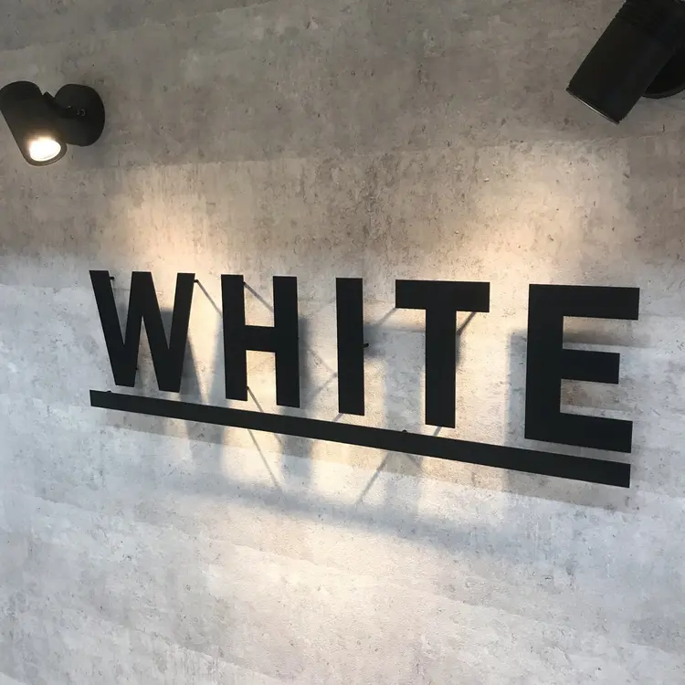 アンダーバーホワイト_WHITEの内観・外観2