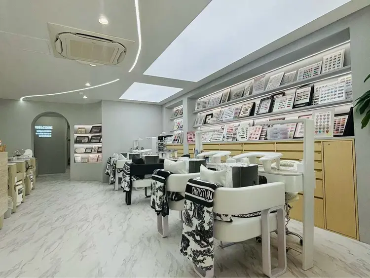 18%ネイルサロンの内観・外観2