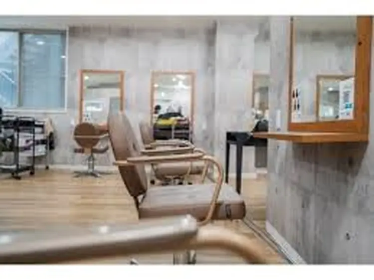 美容室 _WHITE＋ 南海難波店【アンダーホワイトプラス】の内観・外観2