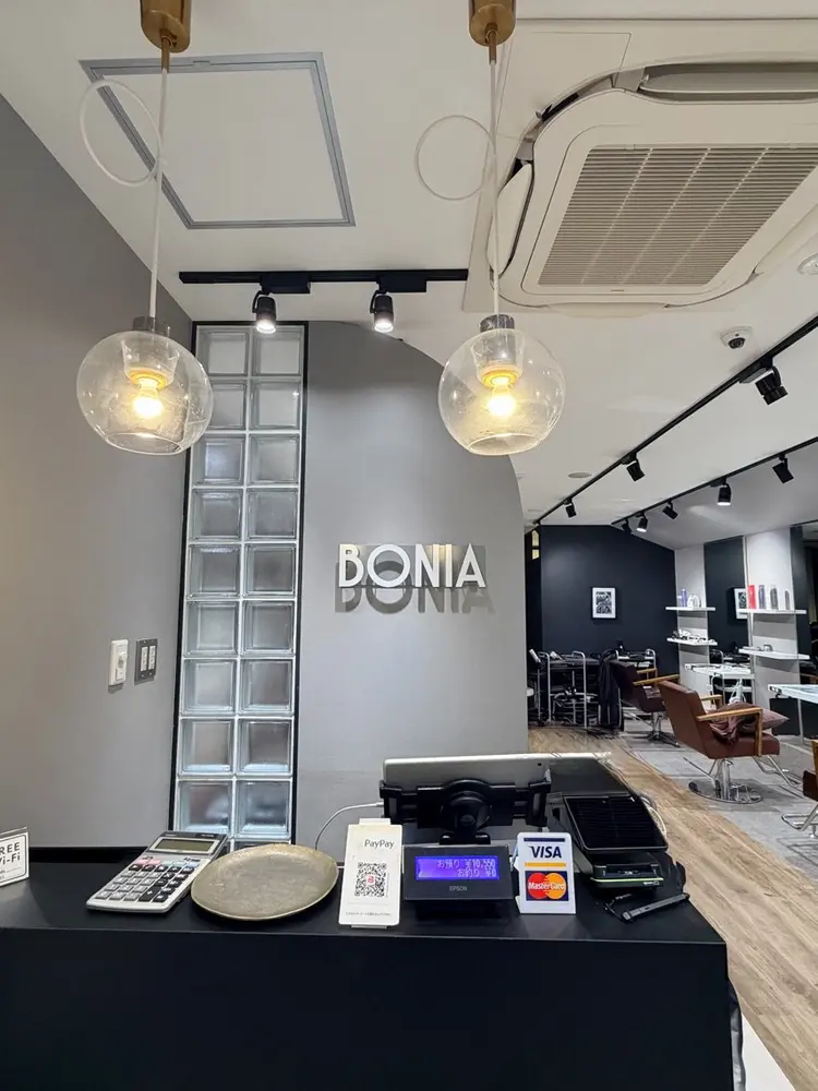 Boniaby headlight大阪梅田店の内観・外観2