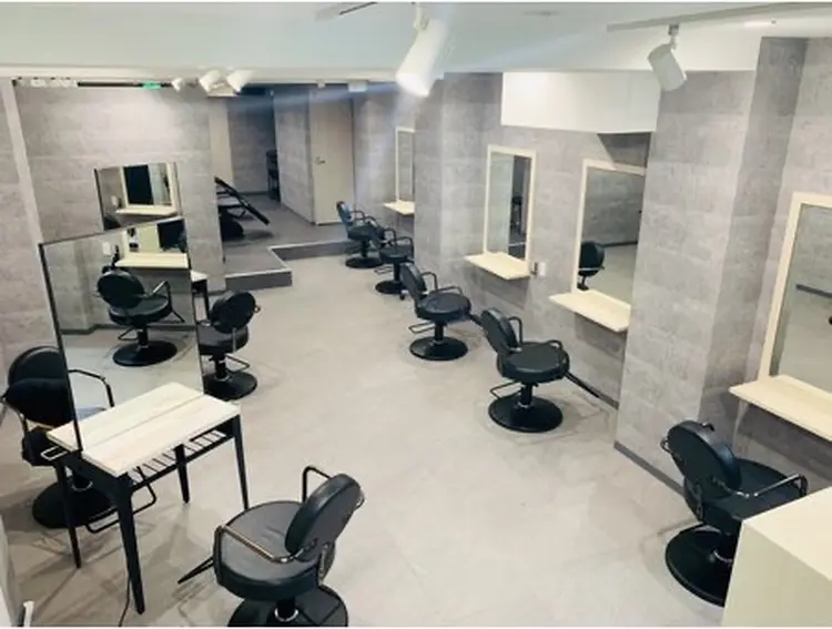 motion  新宿店の内観・外観2