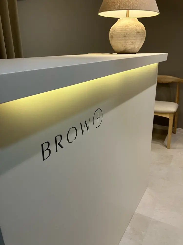 BROW+新越谷店の内観・外観1