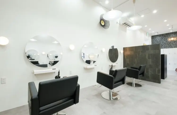 Agu hair zings 野々市2号の内観・外観1