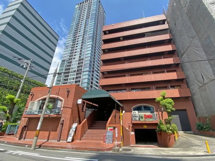WHITE EYE 西梅田店の内観・外観1