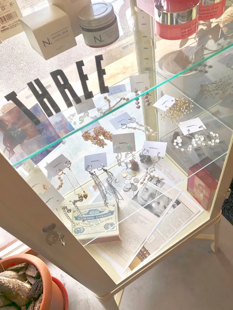 THREEの内観・外観2