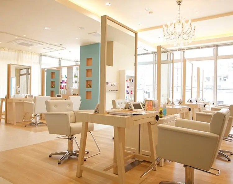 ヘアメイクアージュ下大利店の内観・外観1