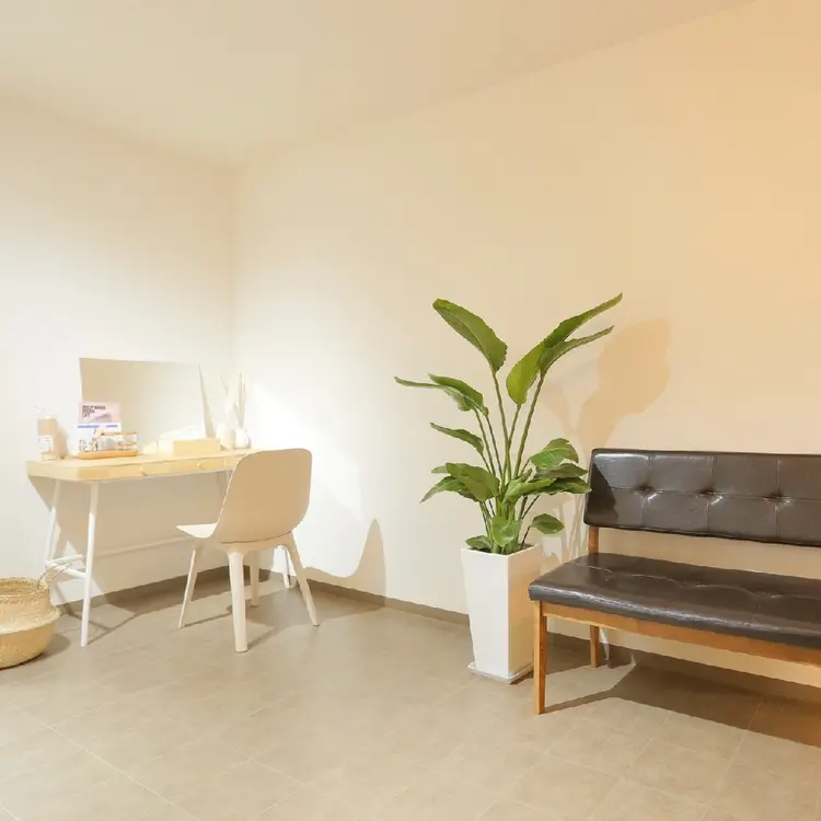 まつげパーマとアイブロウ専門店chico宝塚の内観・外観1