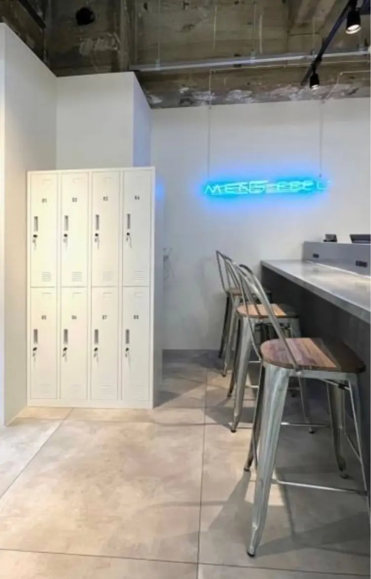 メンズフィール東梅田店の内観・外観1