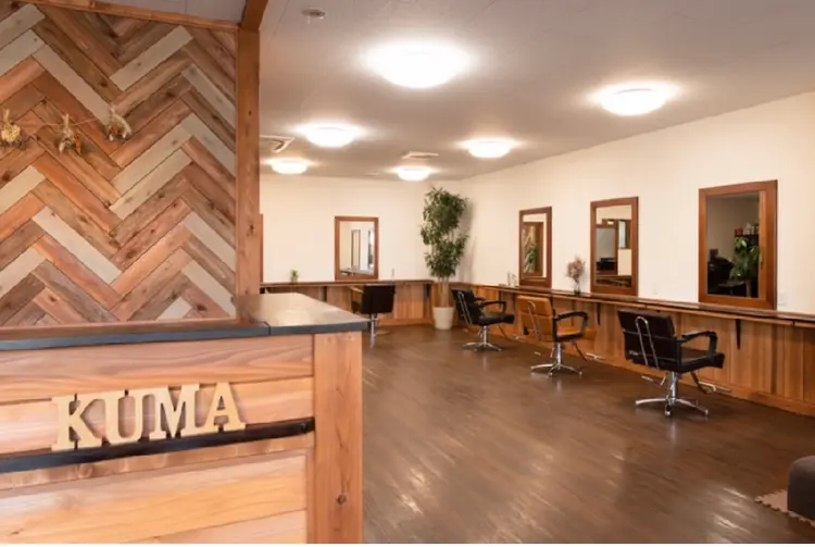 hair×cafe KUMAの内観・外観1