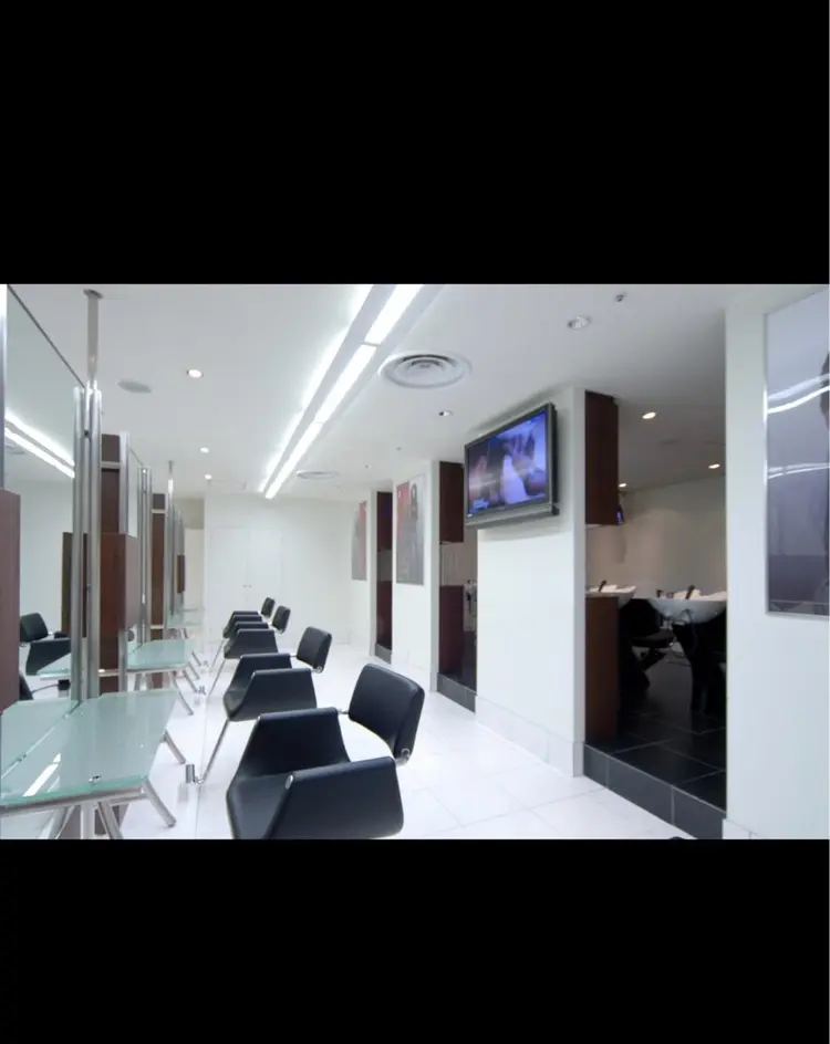 TONI&GUYの内観・外観2