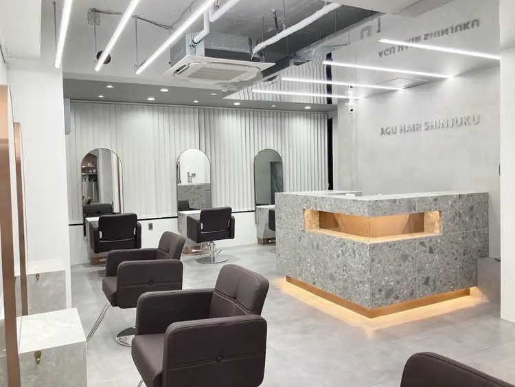 Agu hair SHINJUKU 新宿西口店の内観・外観2