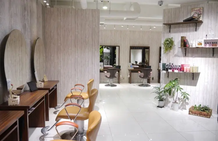 HAIR & MAKE EARTH 三ツ境店の内観・外観1