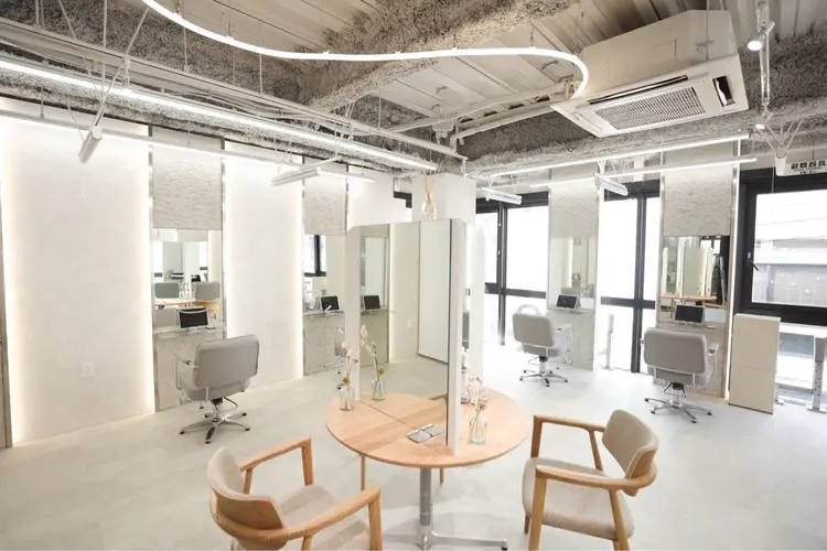 TLUUS本店の内観・外観2