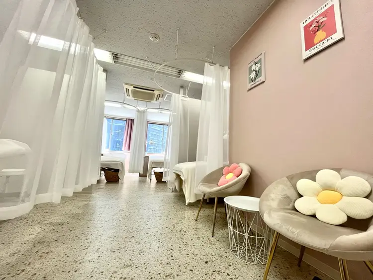 cheek eyelash salon 横浜西口店の内観・外観1