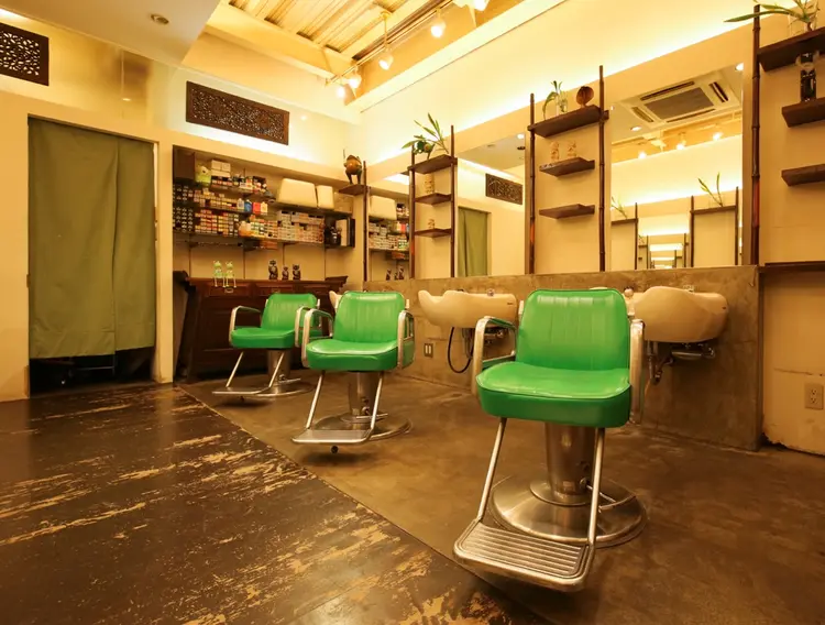 カットスタジオフタバの内観・外観2