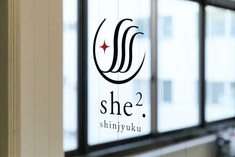 she2.新宿の内観・外観1