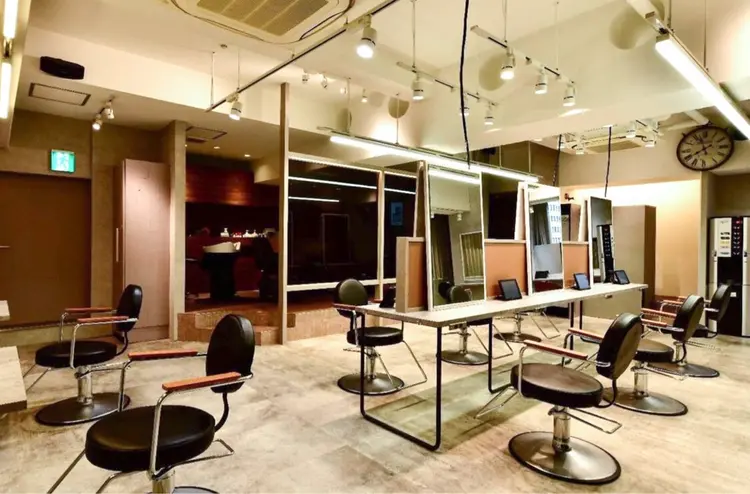 La fith hair room 難波本店の内観・外観1