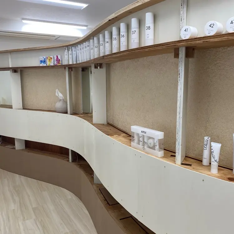 POLA THE BEAUTY 四条烏丸店の内観・外観1