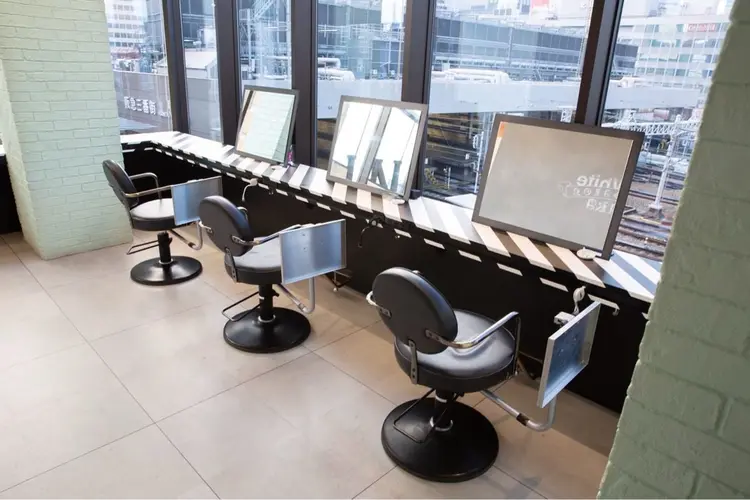 オフホワイト大阪店（off white）の内観・外観3