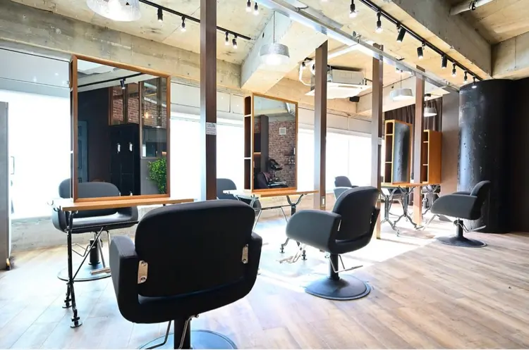Agu hair melt 明大前店の内観・外観1
