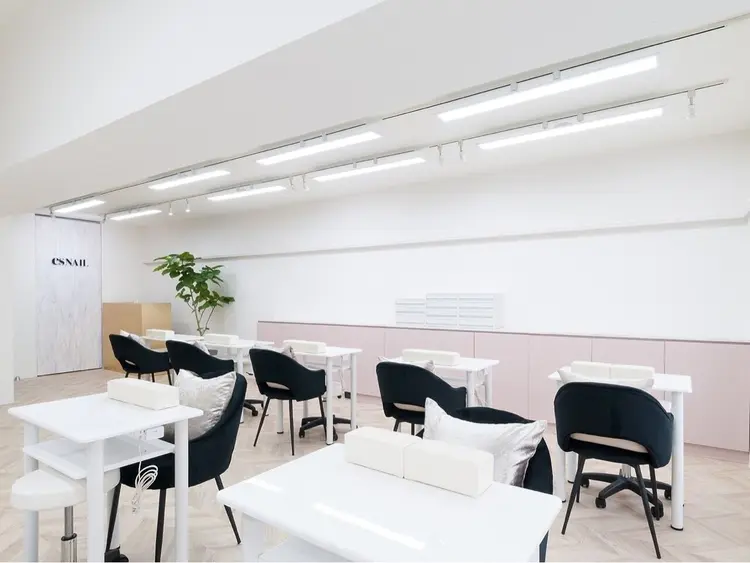es NAIL 新宿西口店の内観・外観2