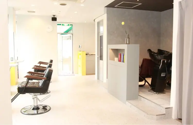 Agu hair tommy 高宮駅前の内観・外観2