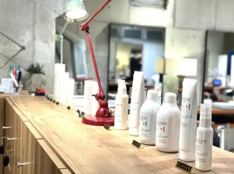 HAIR& MAKE   Earth 大和店の内観・外観3