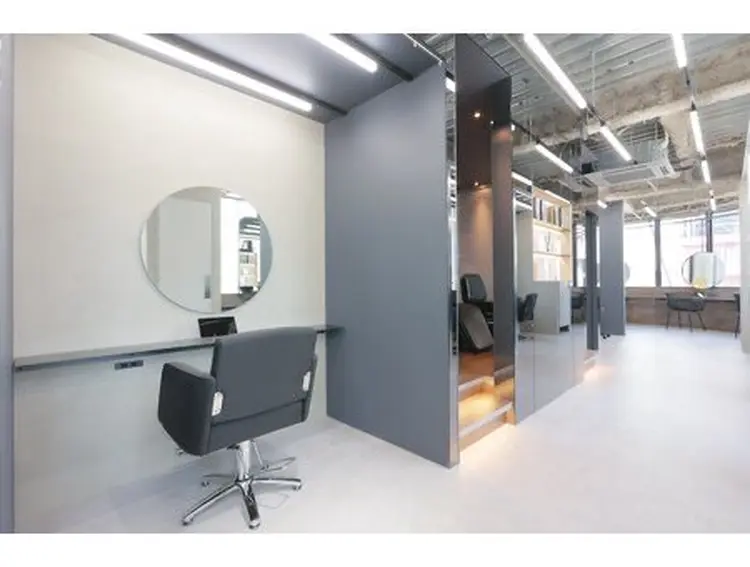 半個室サロン youres hair 東新宿店の内観・外観1