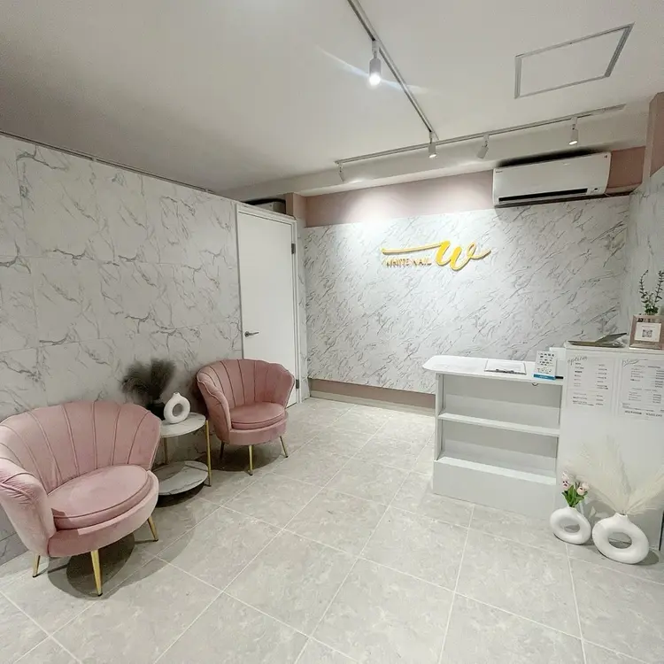 WHITE NAILの内観・外観2