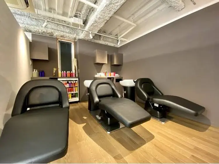 youres  hair  髪質改善トリートメント&ヘッドスパ新宿三丁目店の内観・外観1