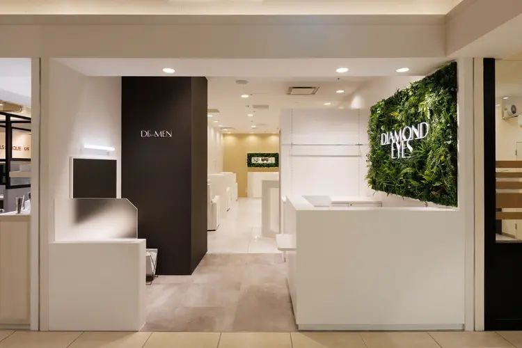 ダイヤモンドアイズ新宿マルイ本館店の内観・外観1