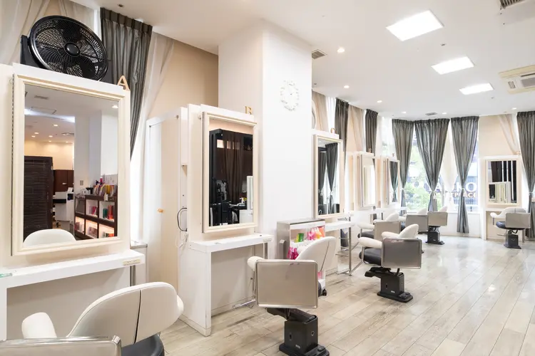 クレス武蔵浦和店 美容室の内観・外観1