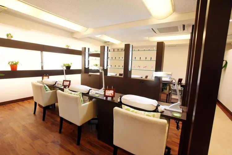 ファストネイルプラス新宿店の内観・外観3