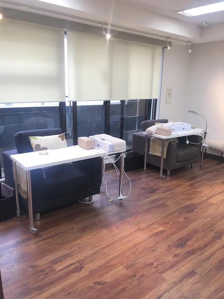 ファストネイルプラス新宿店の内観・外観2