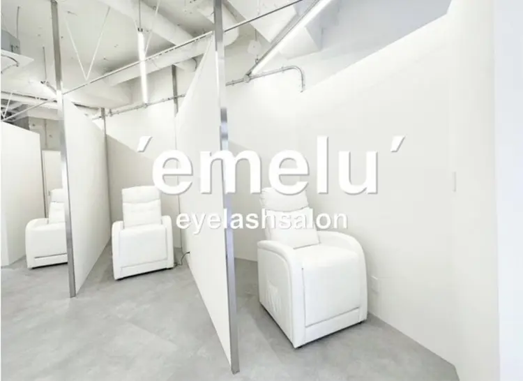 emelu eyelash 阪急塚口店の内観・外観1