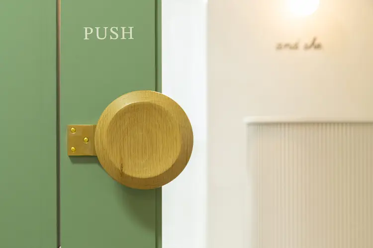 and she. 西宮北口店【アンドシー】の内観・外観1