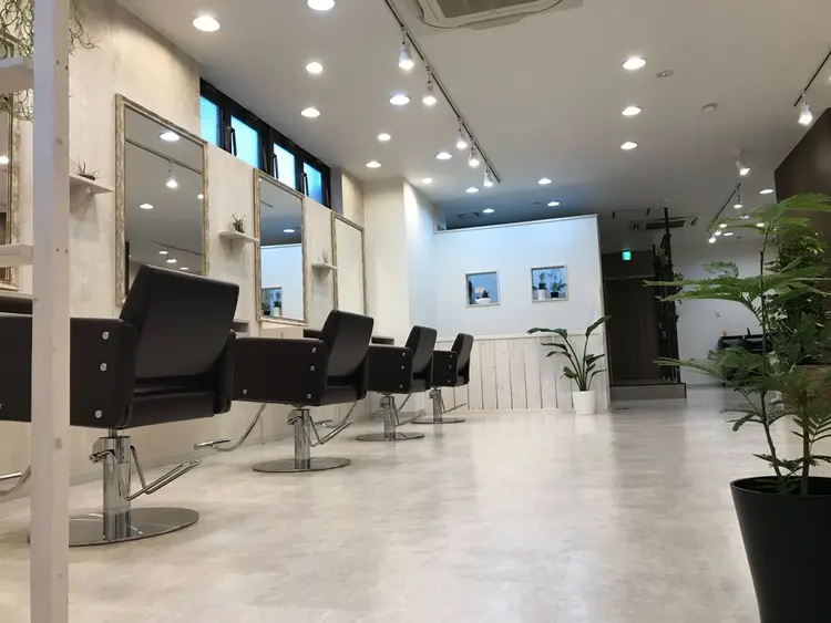 THE SIRA市川南店の内観・外観1