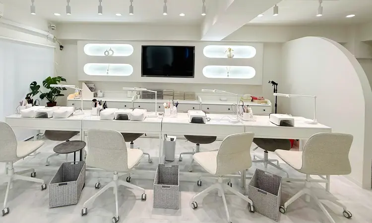 NAILS 168 新大久保店の内観・外観1