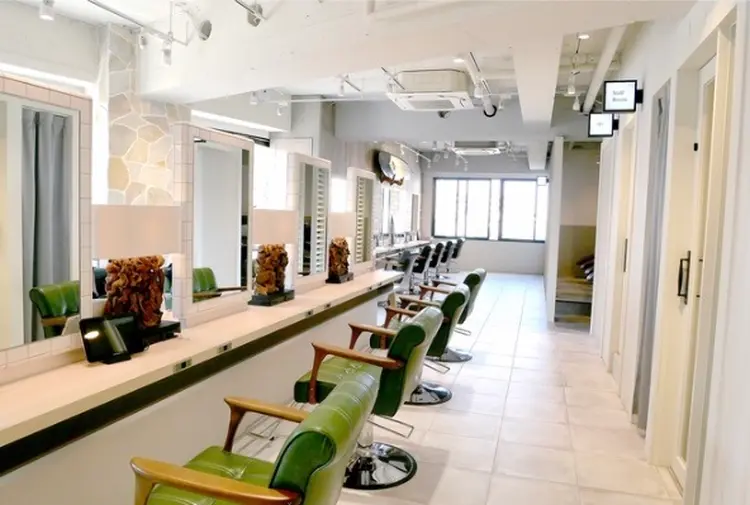 HAIR&MAKE EARTH　シキテンの内観・外観2