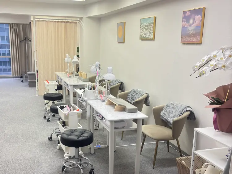 R1ネイルサロンの内観・外観2