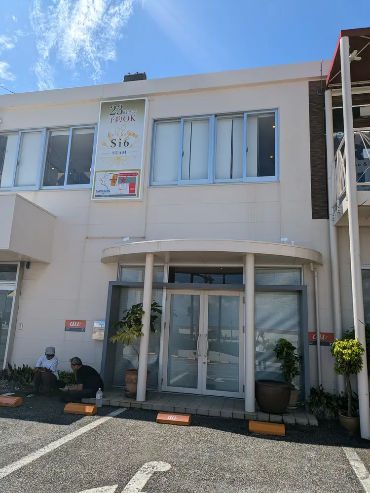 Si6浦添店の内観・外観1