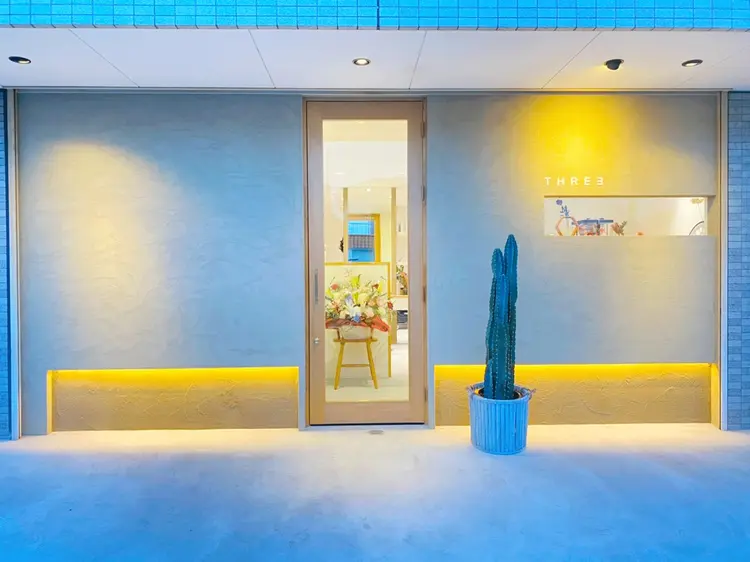 THREEの内観・外観1