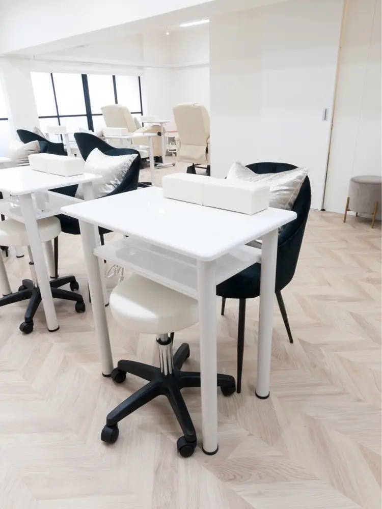 esNAIL新宿西口店の内観・外観1