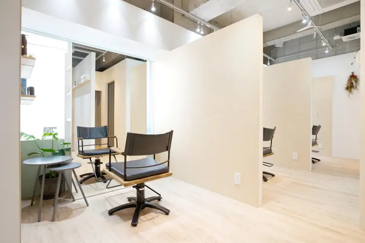 re;nown hair eye & nail design 昭和町店の内観・外観1