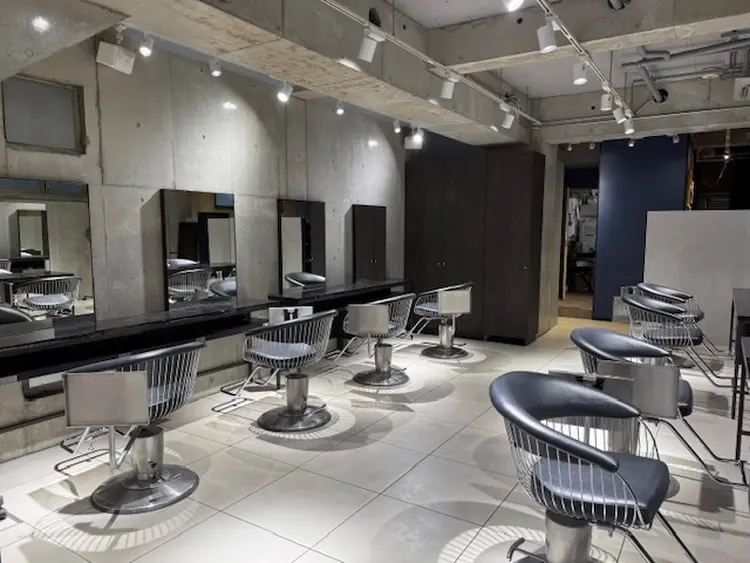 HAIR&MAKE EARTH大和店の内観・外観2