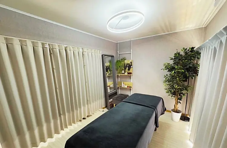 ハーブピーリング&毛穴洗浄専門店肌REVO 池袋店の内観・外観1