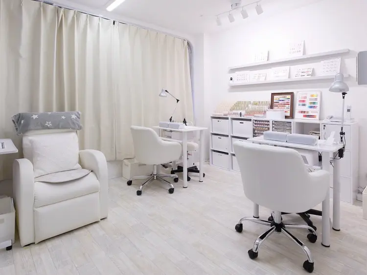 クローバーネイル北浦和店の内観・外観1