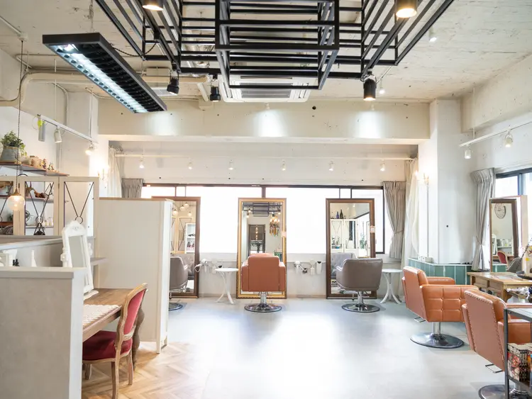 Oui！hairdesignworksの内観・外観1