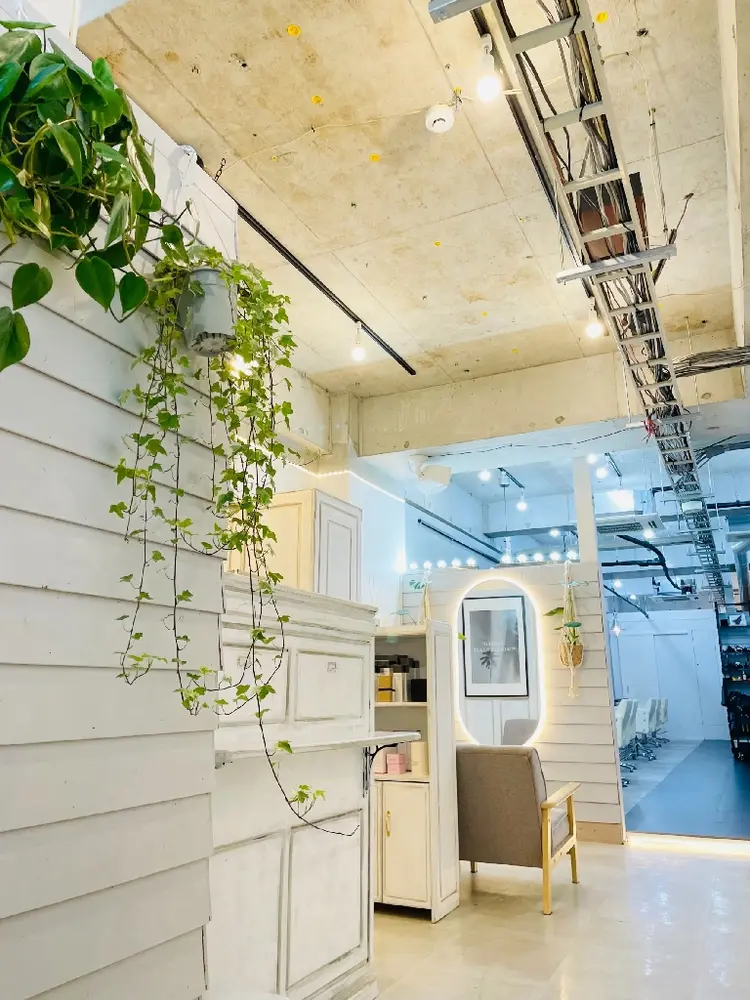 ジゼル博多筑紫口店の内観・外観1