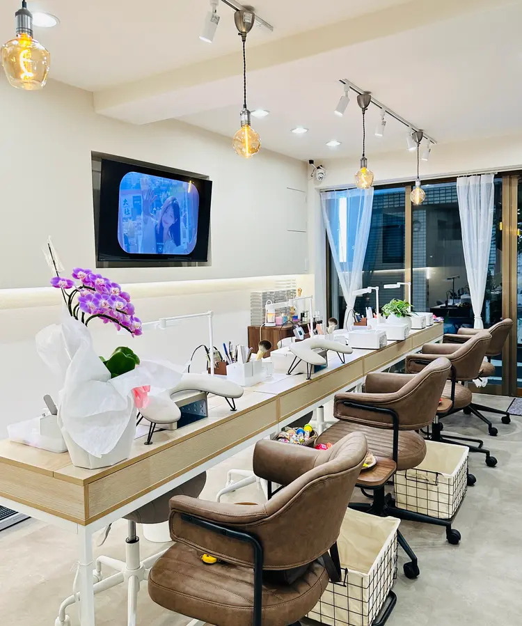 NAILS 168 池袋店の内観・外観1